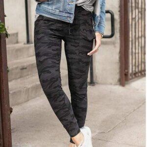 Live-in Loungers in Black Camo / XL